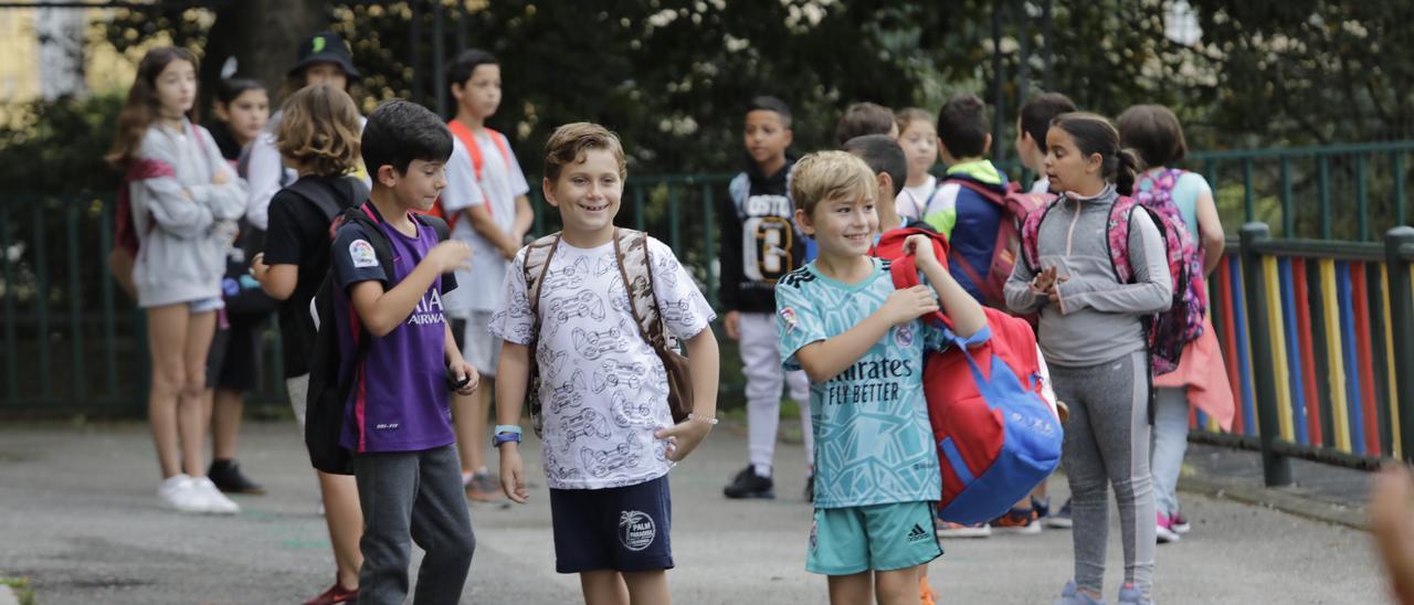 Niños en el primer día de colegio, en La Carriona.