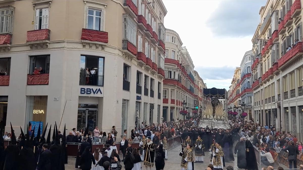 La Virgen del Mayor Dolor en su Soledad, de Crucifixión, enfila la calle Martínez