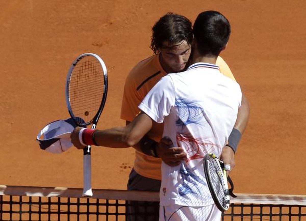 Rafa Nadal s’abraça amb Novak Djokovic després de guanyar el trofeu de tennis de Montecarlo i sumar el seu vuitè títol consecutiu.