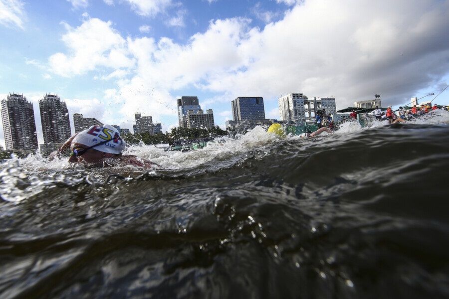 Paula Ruiz, al inicio de la prueba de aguas abiertas de Tokio 2020.