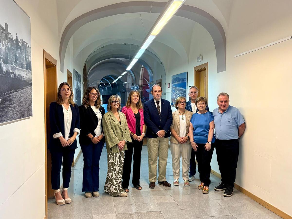 El conseller Espadaler amb l'alcaldessa de Castelló d'Empúries, membres del consistori i la presidenta de l'Associació Catalana en Pro de la Justícia i la jutgessa de pau del municipi.