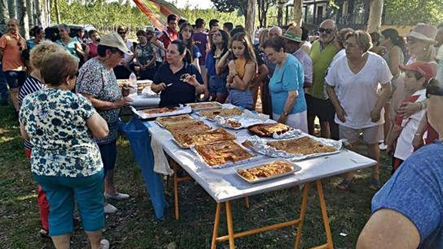El concurso de empanadas a orillas del Esla, un clásico de las fiestas de San Cristóbal.