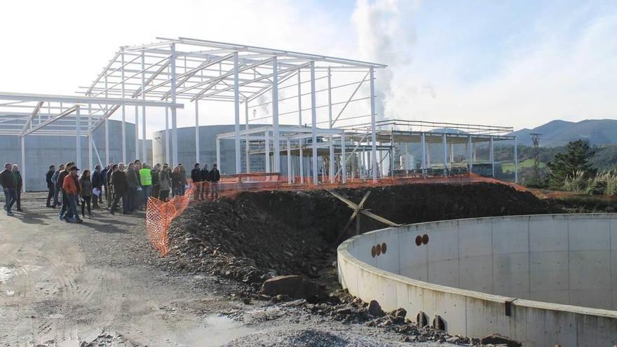 Visita de un grupo de ganaderos de la zona a la planta de purines de Armental.