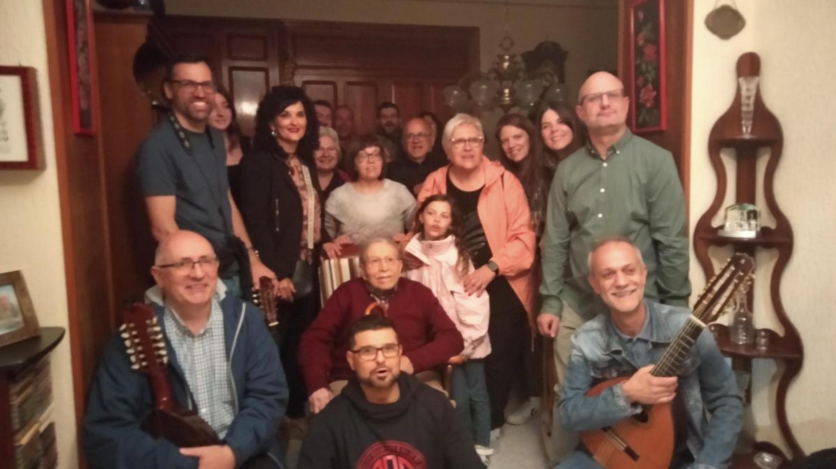 Juan Molines Guerr "es Surdo", sentado en el centro de la imagen, en el homenaje que recibió en su domicilio.