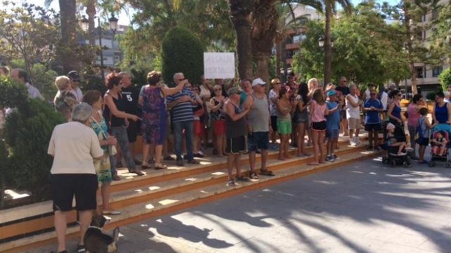 Un grupo de bañistas vuelve a protestar contra la falta de socorristas