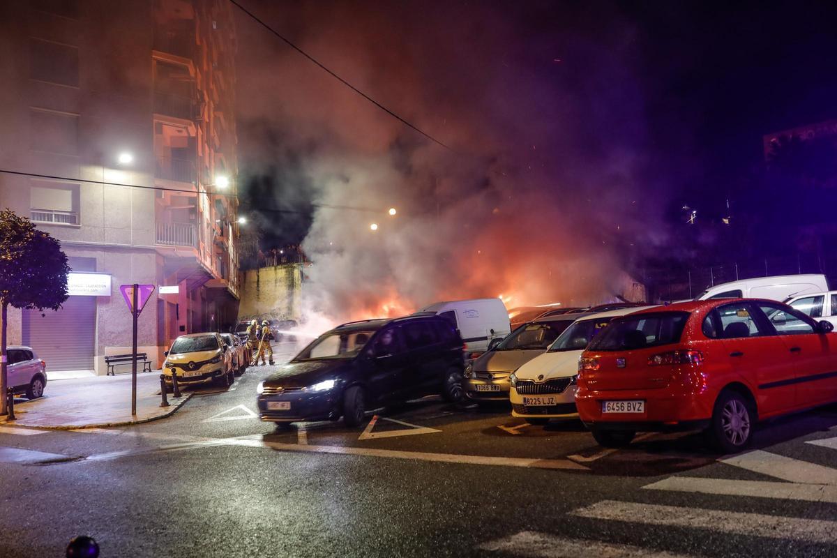 Imágenes del incendio de coches en Alcoy
