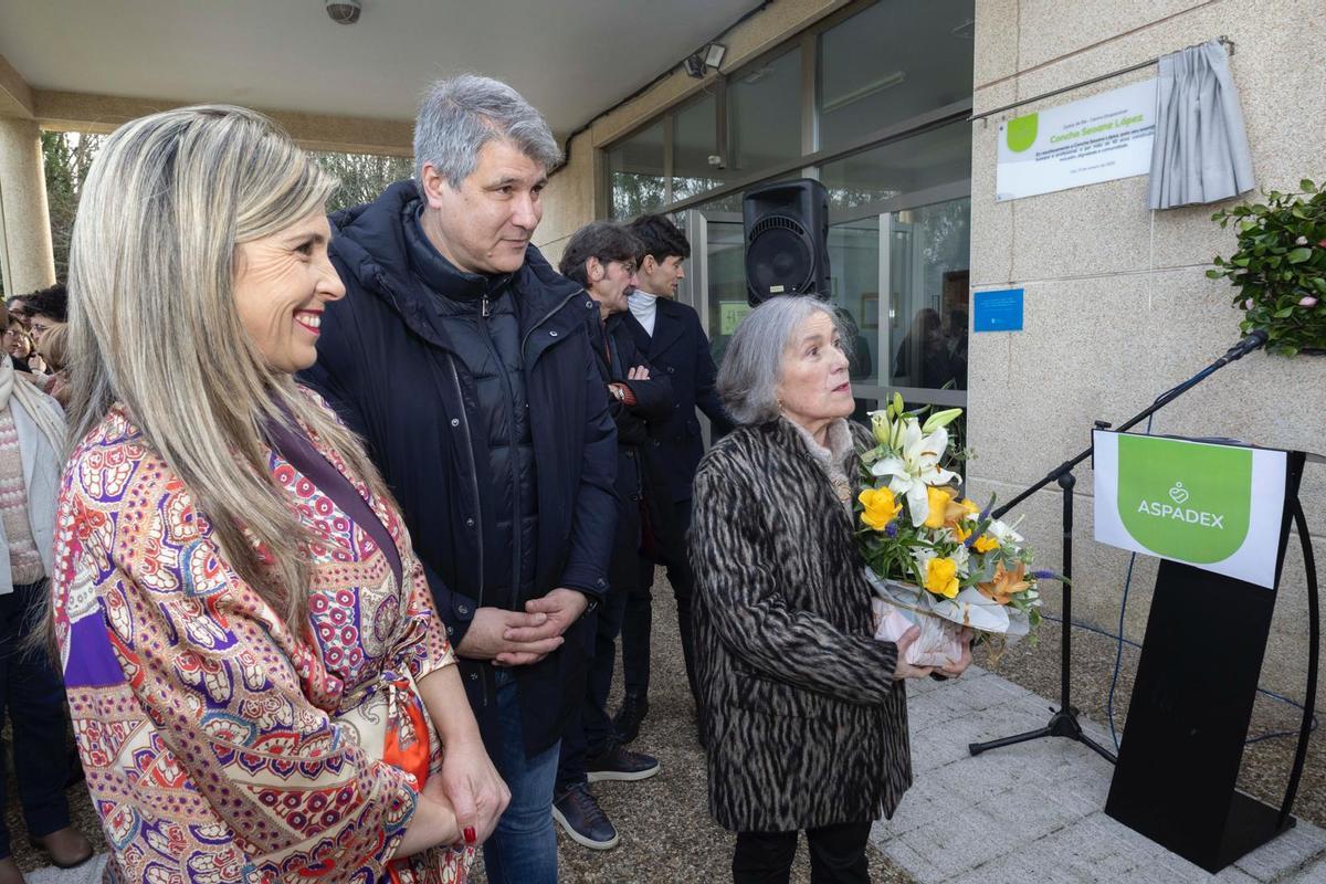 Concha Seoane López, dereita, tras descubrir a placa co seu nome no acto celebrado en Cee.