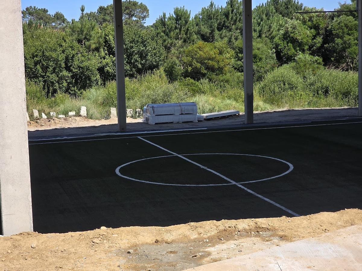 El viejo esqueleto de hormigón ya cubre el campo de fútbol 5.
