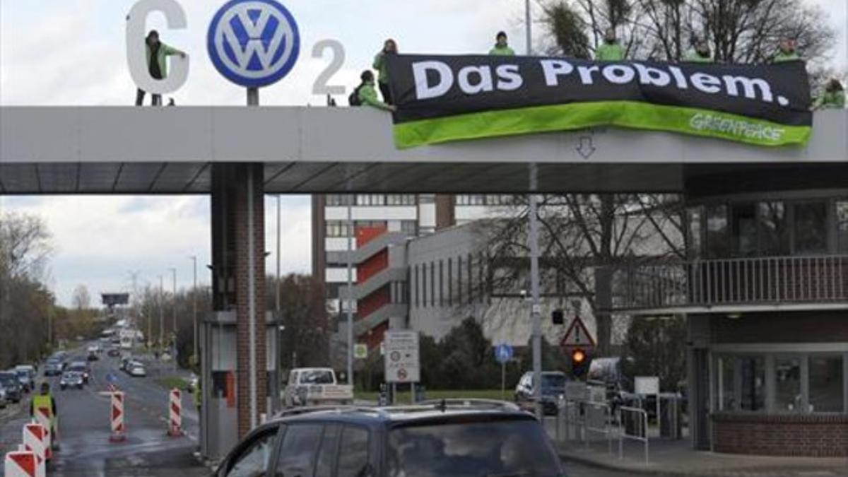 Activistas de Greenpeace protestan junto al logotipo de Volkswagen en la fábrica de Wolfsburg (Alemania), ayer.