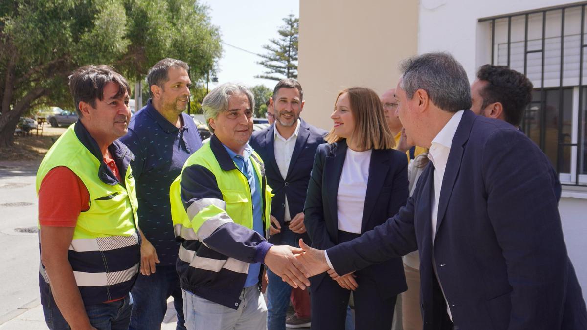 Juan Espadas mantiene un encuentro con trabajadores de Acerinox en Los Barrios