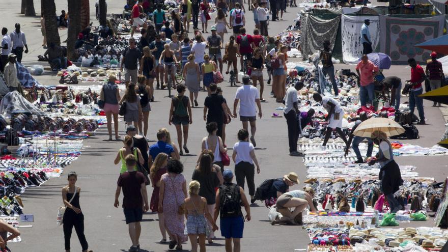 El passeig de Sant Joan de Borbó de Barcelona ple de venedors ambulants durant la jornada d&#039;ahir · EFE