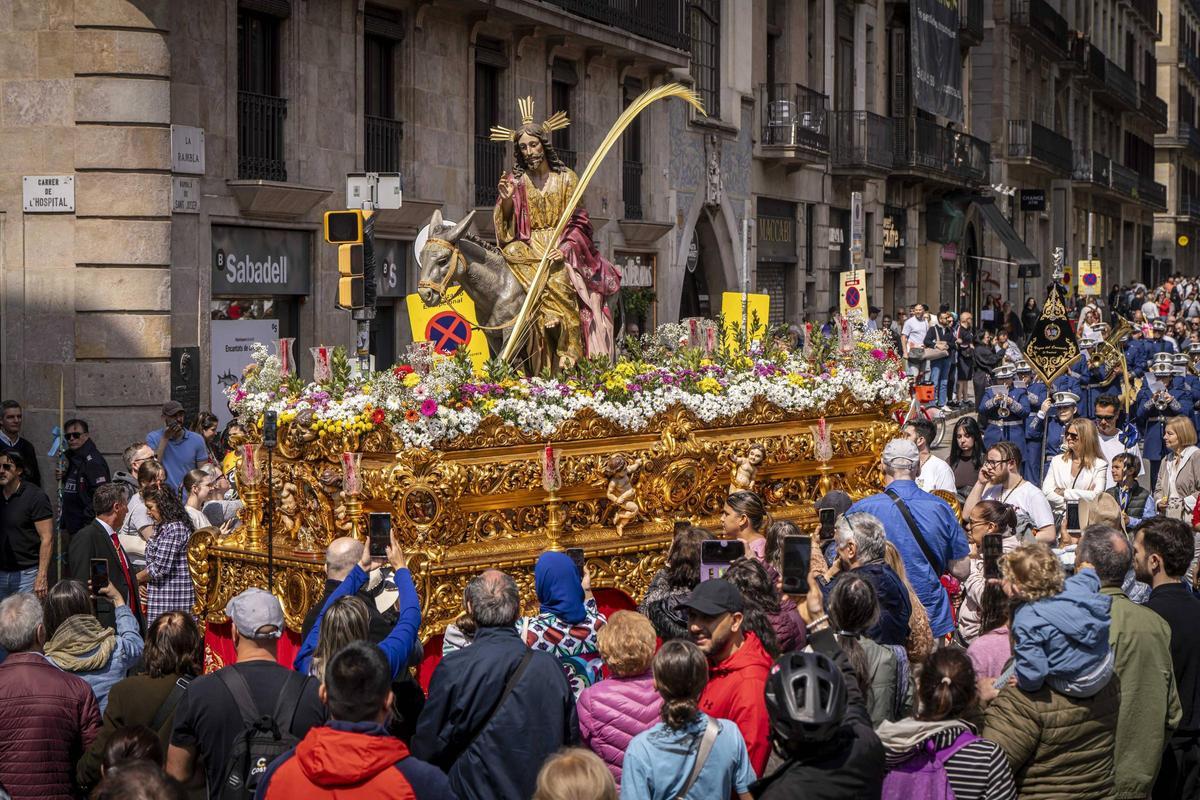 Barcelona se vacía de vecinos y se llena de turistas