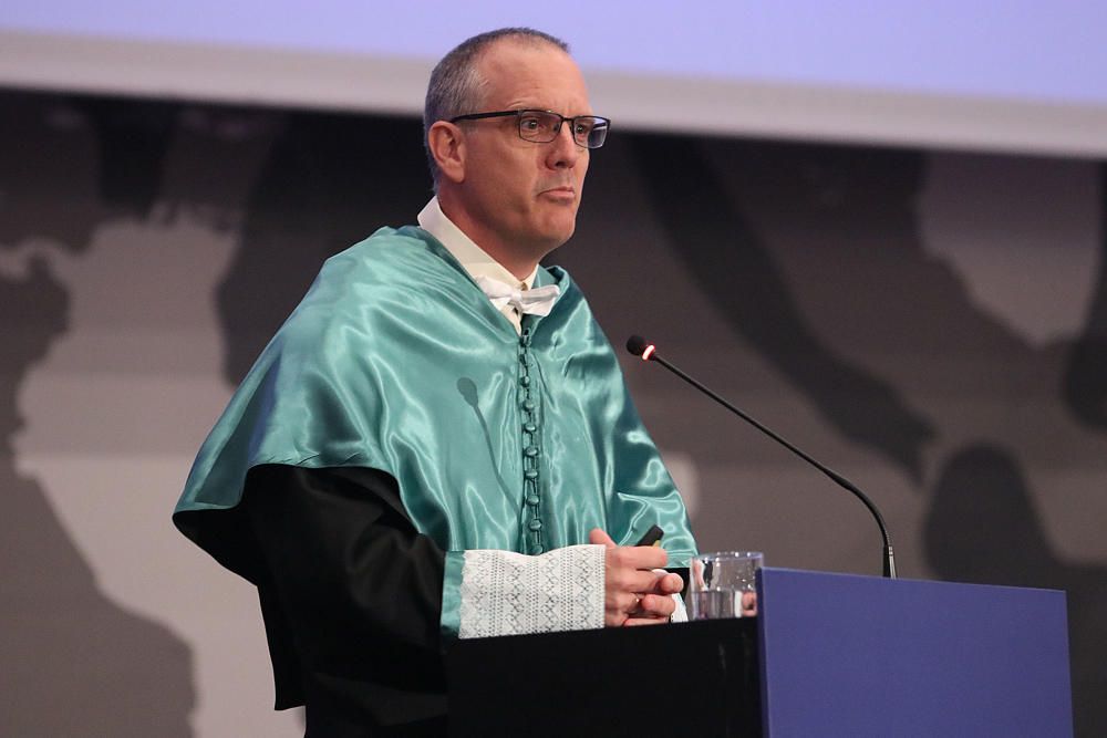 El rector de la Universidad de Málaga (UMA), José Ángel Narváez, defiende el valor de la universidad pública en la apertura del curso académico.