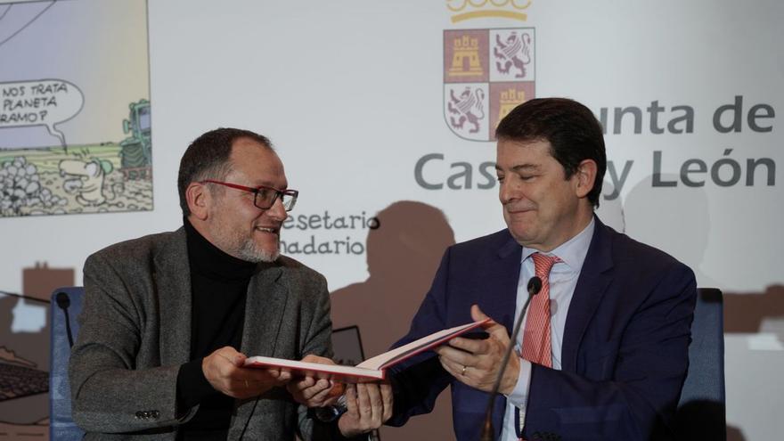 El presidente Mañueco junto al humorista gráfico José María Nieto, ayer en Valladolid. | Rubén Cacho - Ical