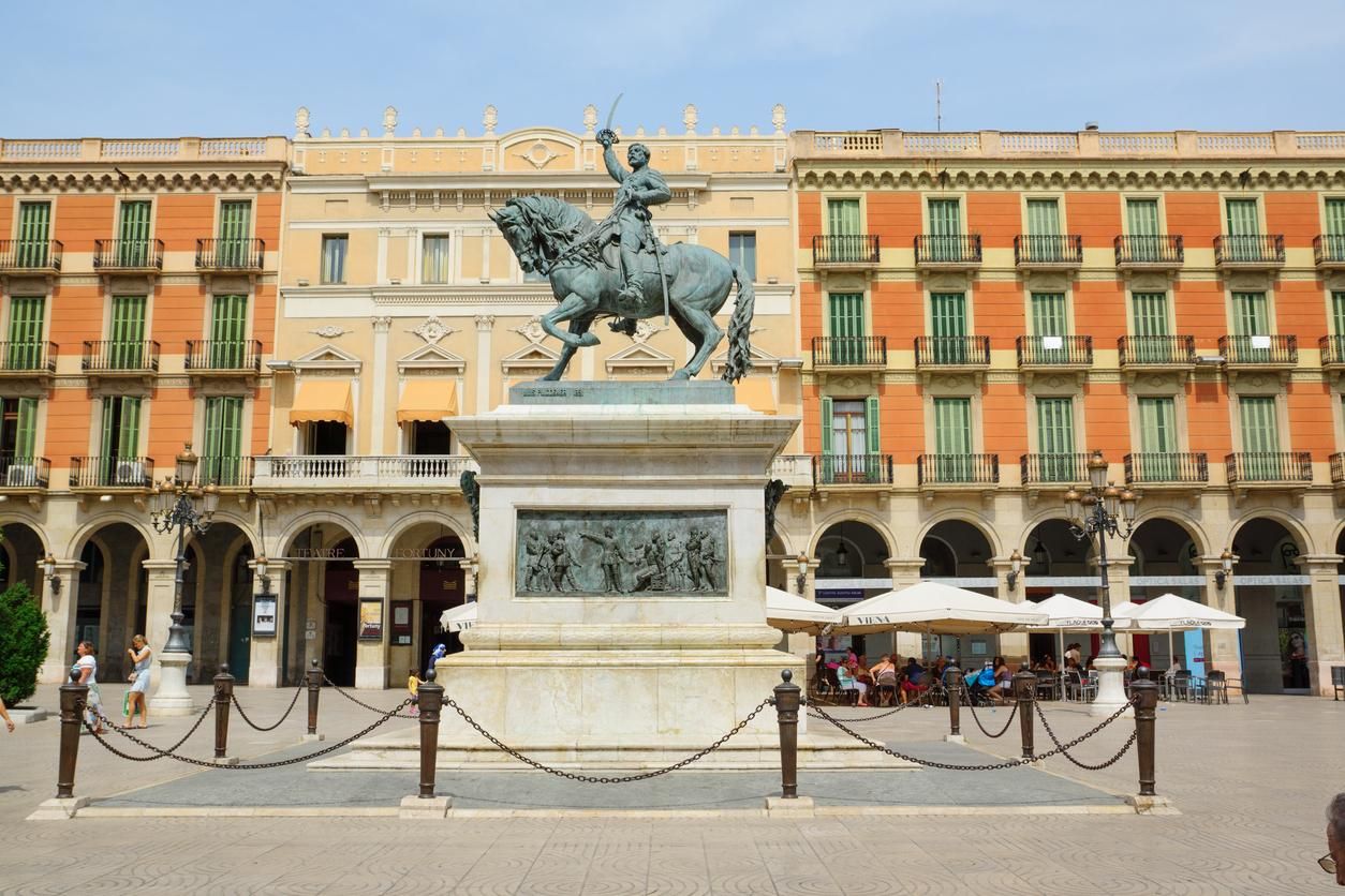 La estatua del General Prim es uno de los iconos de la ciudad.