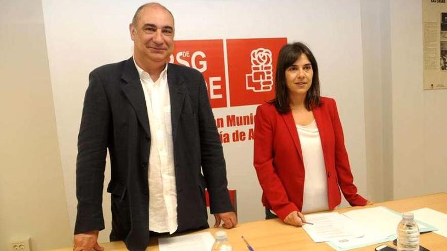 Argimiro Serén y Tania García, ayer, en la sede del PSOE de Vilagarcía.