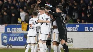 Los jugadores del Real Madrid celebran su victoria ante el Alavés