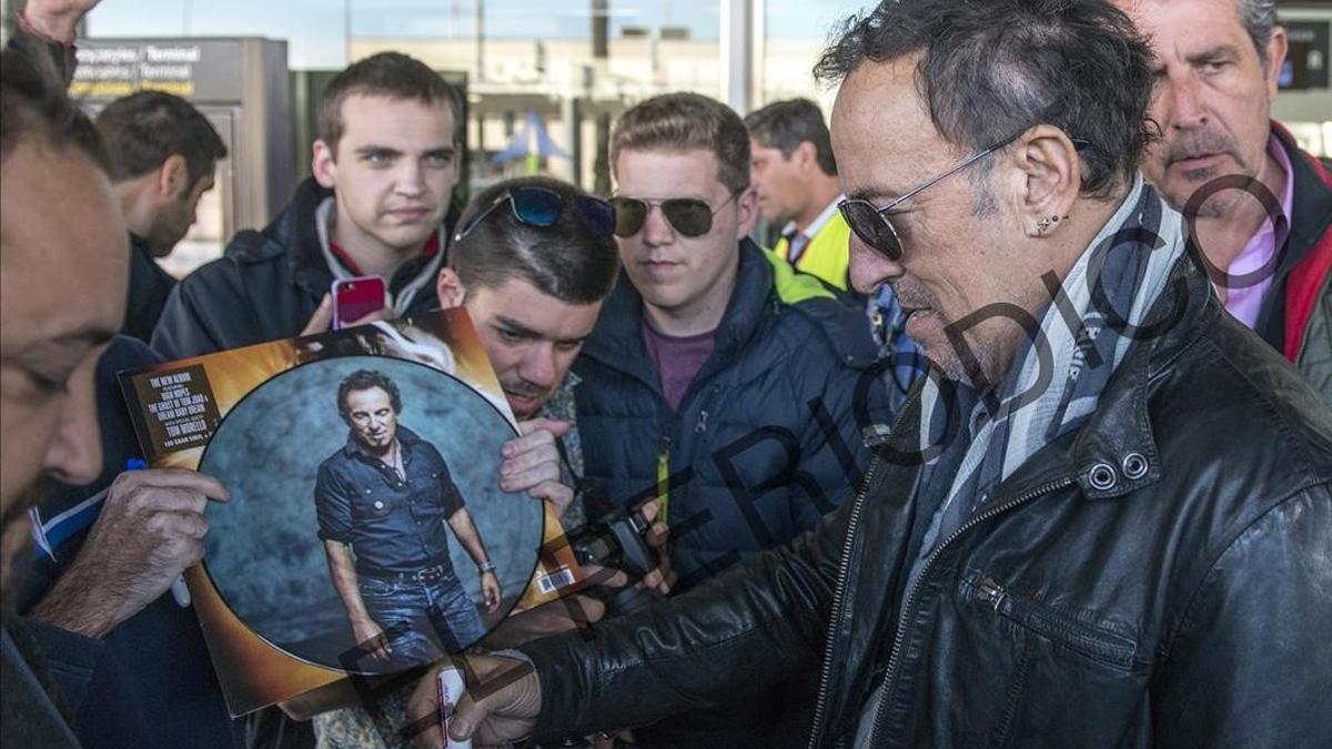 Bruce Springsteen firmando autógrafos tras llegar, esta mañana, a Barcelona.