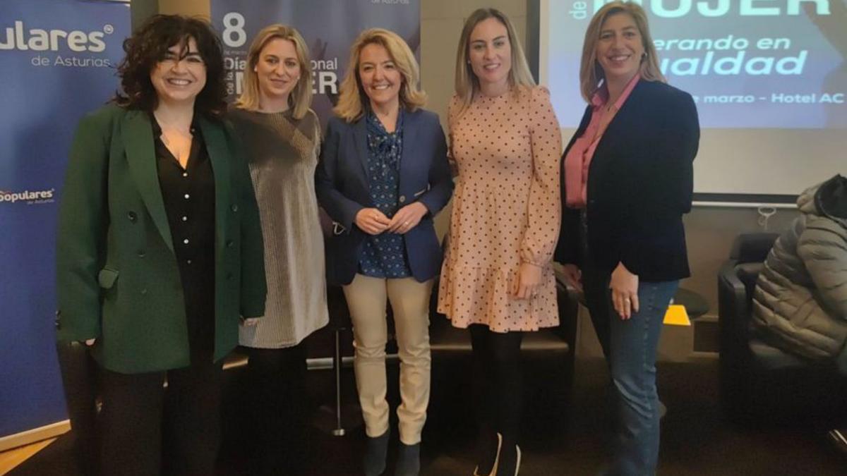 Mallada, en el centro, junto a otras mujeres del PP, en el acto de ayer.