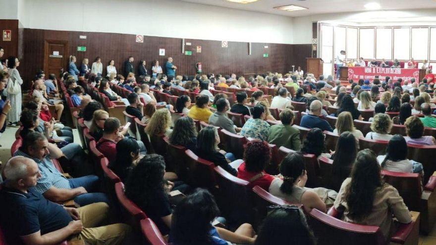 Asamblea en la Casa Sindical, este lunes, en la que se dio luz verde al acuerdo. | FdV