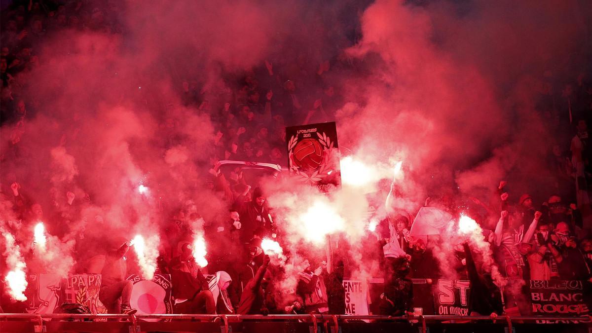 Aficionados del PSG animan con bengalas a su equipo