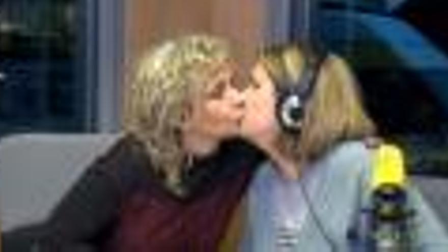 Mònica Terribas es fa un petó amb Marta Romagosa en suport a la parella de Berga