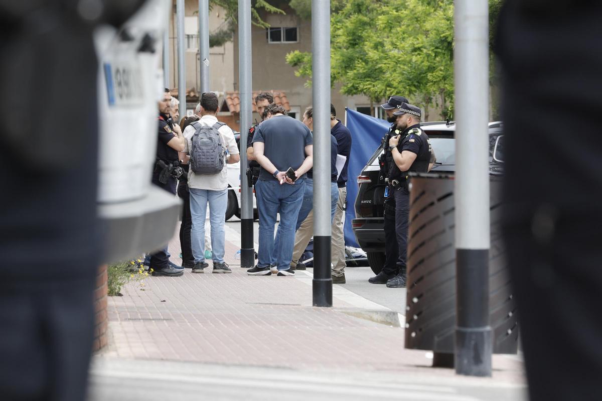 Un hombre mata a una mujer en una calle de Esplugues de Llobregat (Barcelona) con un cuchillo
