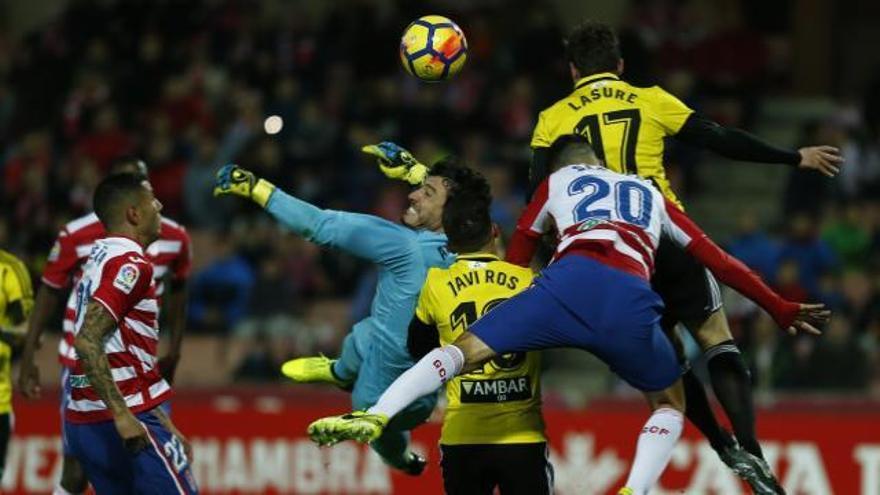 El Real Zaragoza paga con la derrota su mansedumbre ofensiva