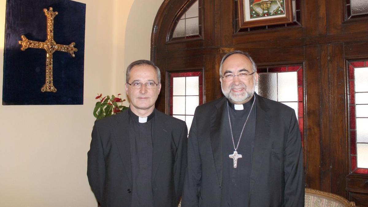 Antonio Nistal, a la izquierda, junto al Arzobispo de Oviedo, Jesús Sanz Montes, en una imagen de hace algunos años.