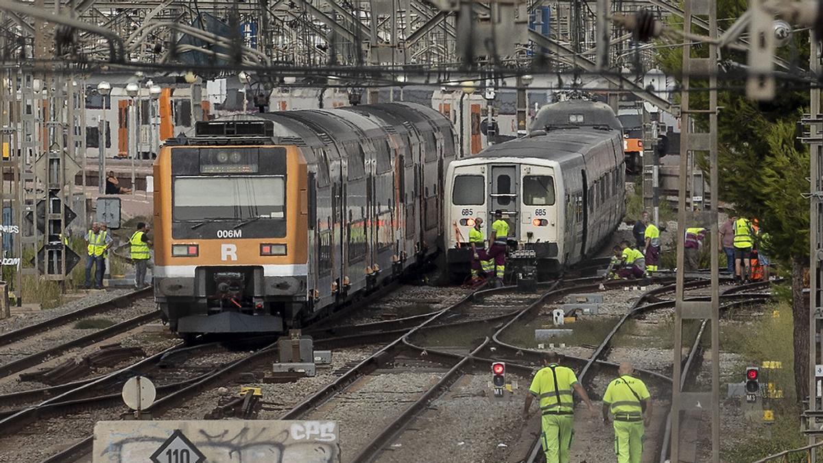 Varios trenes de Rodalies estacionados en Vilanova i la Geltrú, extremo sur de la futura línea orbital ferroviaria.