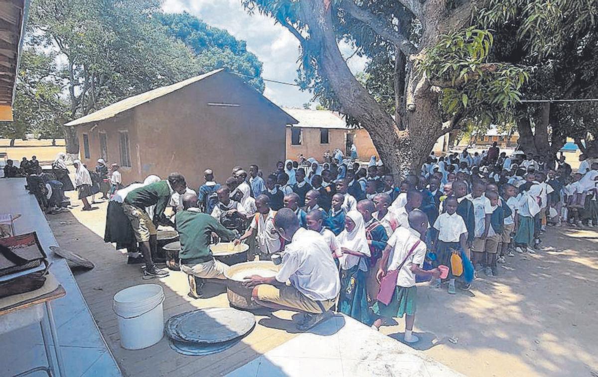 Entrega de agua a los niños procedente del macrodepósito de un colegio. |