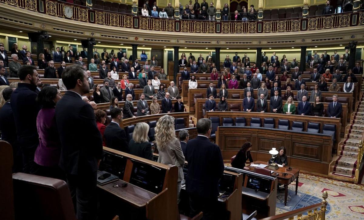 Minut de silenci per les víctimes de l’accident ferroviari a Adamuz, ahir al Congrés. | JOSÉ LUIS ROCA