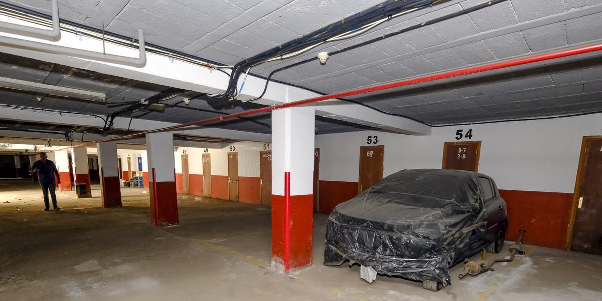 Estado de uno de los garajes en estado de abandono en Barrio Atlántico, con la base de los pilares dañados, cuartos trasteros inutilizados y basura acumulada.