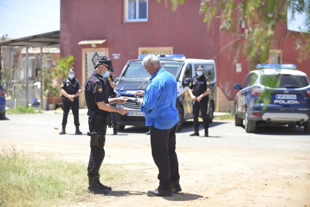 Policías actúan en la finca de El Palmero.