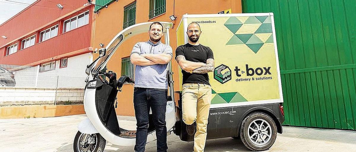 Carlos Torres y Javier Gala, junto a un vehículo de T-Box.