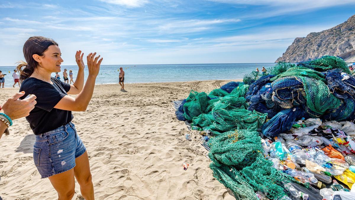 Amaia Rodríguez, durante una acción de concienciación que realizó Gravity Wave en Calp.