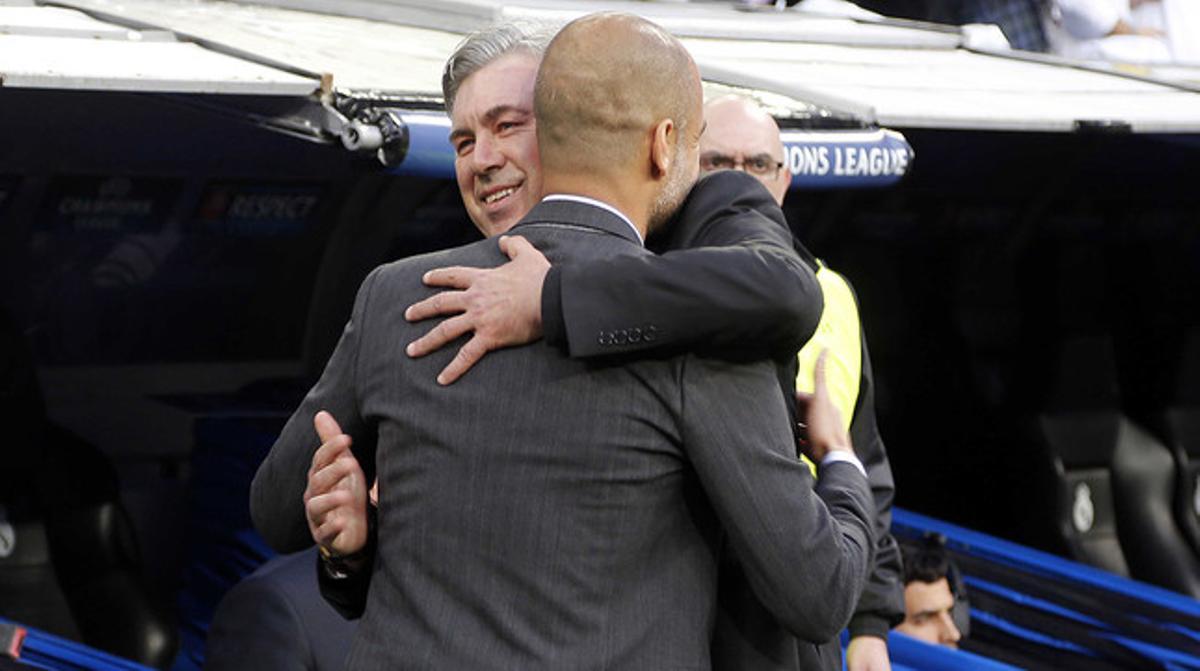 Pep Guardiola i Carlo Ancelotti s’abracen abans de començar l’anada de la semifinal de la Champions al Bernabéu.