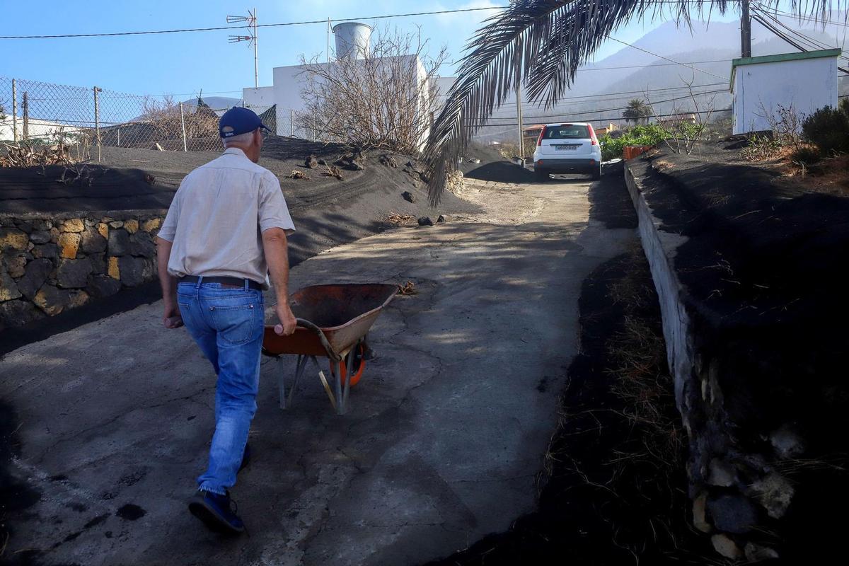 Ha acabado la orden de evacuación de unos 800 vecinos de Las Manchas, Las Norias y otros cinco barrios de La Palma situados al sur de la colada que se han tenido que enfrentar a un paisaje cubierto de ceniza, muy distinto al que dejaron atrás hace 4 meses. EFE / Luis G Morera.