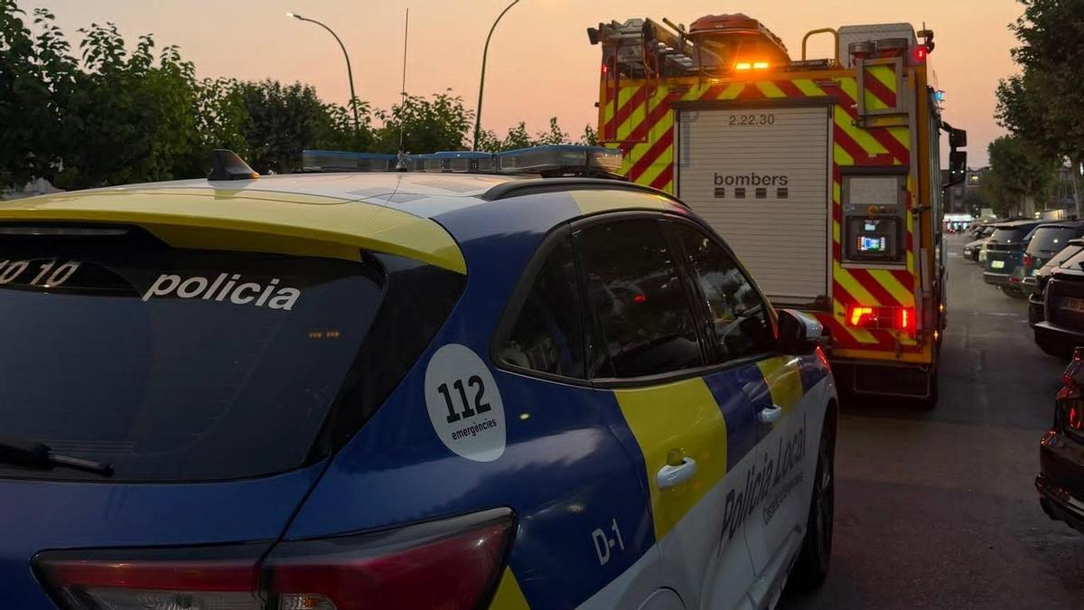Els Bombers i la Policia Local de Castelló d'Empúries davant del domicili d'Empuriabrava afectat.