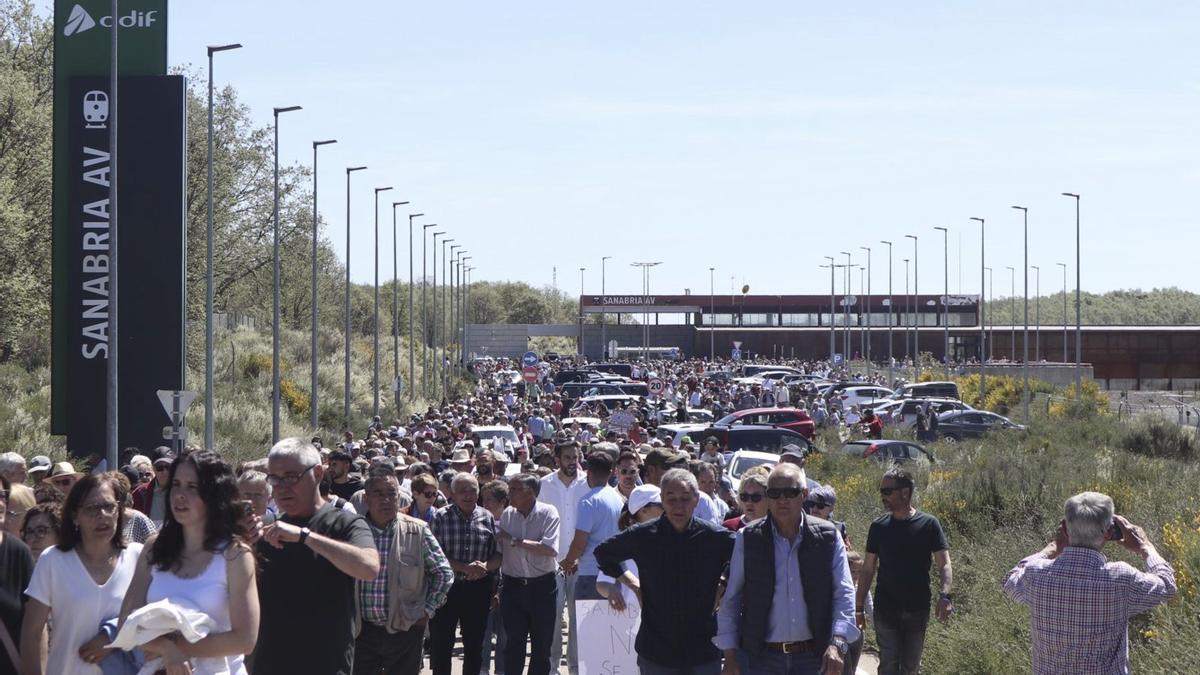 Manifestación frente a la estación de AVE de Otero contra la supresión de frecuencias. Abajo, Sanabria llevael descontento llega a Vigo en forma de performace.
