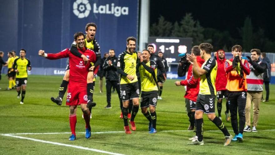 Dani Hernández, felicitado por sus compañeros después del partido.