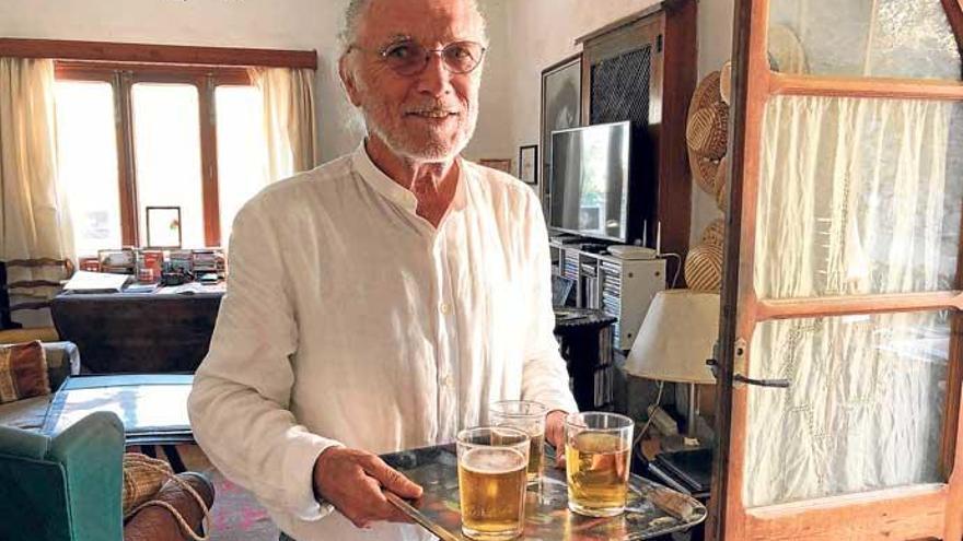 Seit 39 Jahren verwurzelt in Deià: David Templeton im Wohnzimmer seines jahrhundertealten Hauses.