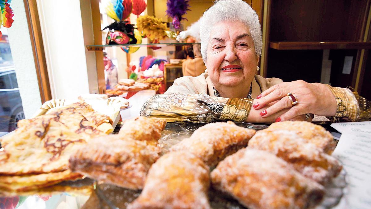 Fernanda, en la pastelería de la calle  Cabrales, en Gijón.