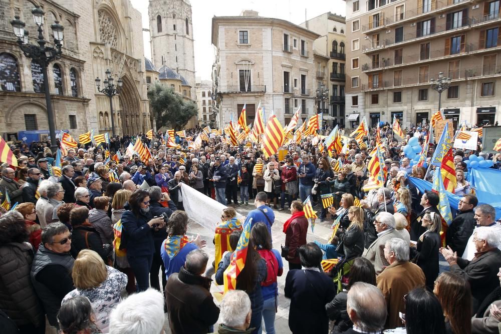 Concentración contra la AVL y en defensa de las Normes del Puig