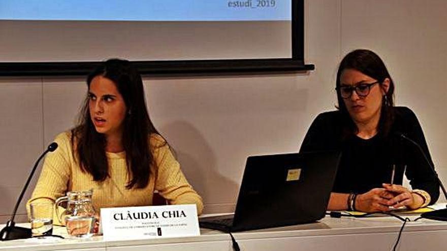 L&#039;autora de l&#039;estudi, Clàudia Chia, i la directora de la Fapac, Lidón Gasull, a la presentació dels resultats.