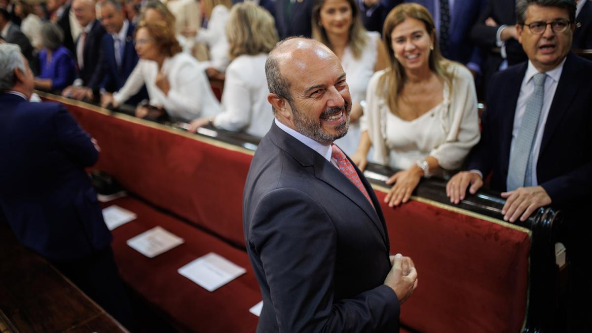 El candidato del PP a la Presidencia del Senado y vicesecretario de coordinación autonómica del PP, Pedro Rollán, en el hemiciclo de la Cámara Alta antes de la Sesión Constitutiva, a 17 de agosto de 2023, en Madrid (España). El Congreso de los Diputados y