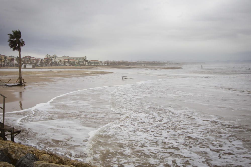 Las playas de la Malva-rosa, el Cabanyal y la Marina tras el temporal marítimo.