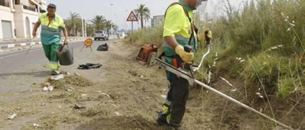 Colectivos recogen un millar de firmas contra  la contrata de basuras