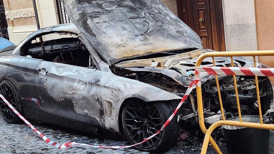 Un incendio de madrugada causa daños en dos vehículos y una vivienda en Sueca