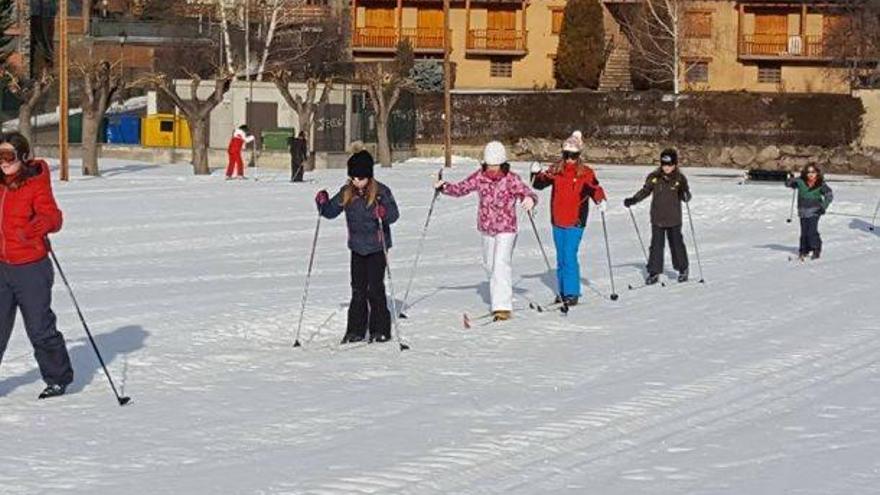 Els escolars de Llívia practicant l&#039;esquí nòrdic al centre del poble